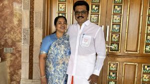 உடைந்துபோன ராதிகா.. விருதுநகரில் தோற்றதுமே எக்ஸ்ஸில் போட்ட பதிவு.. அந்த ‛‛பஞ்ச்’’ தான் ‛‛ஹைலைட்’’