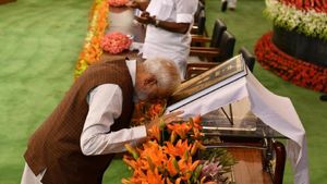 என்டிஏ எம்பி-க்கள் கூட்டம்.. அரசியல் சாசன புத்தகத்தை வணங்கிய மோடி.. கைதட்டி வரவேற்ற தலைவர்கள்!