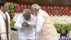  காலில் விழ முயன்ற நிதிஷ்குமார்! சட்டென தடுத்து நிறுத்திய மோடி! என்டிஏ தலைவர்கள் கூட்டத்தில் பரபர