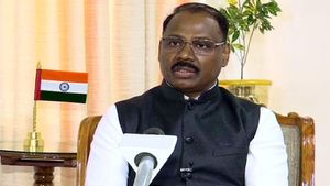  ஒடிசா முதல்வர் ஆகிறாரா முன்னாள் ஐ.ஏ.எஸ்? மோடி, அமித் ஷாவுக்கு நெருக்கம்.. யார் இந்த கிரிஷ் முர்மு?