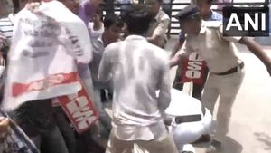 தமிழகம் பற்ற வைத்த நெருப்பு.. நீட் தேர்வு முறைகேடுகளுக்கு எதிராக டெல்லி, கொல்கத்தாவிலும் போராட்டம்! 