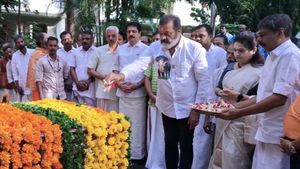 இந்திரா காந்தி இந்தியாவின் தாய்! பாஜகவிலிருந்து  புகழ்ந்த சுரேஷ் கோபி! கேரளாவில் சலசலப்பு 