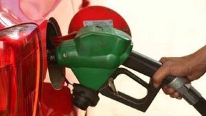 கர்நாடகா: அமலுக்கு வந்த பெட்ரோல், டீசல் விலை உயர்வு.. நாளை முதல் போராட்டம் - பாஜக மிரட்டல்! 