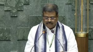 ஆரம்பமே இப்படியா.. தர்மேந்திர பிரதான் பதவியேற்றபோது இந்தியா கூட்டணி எம்பிகள் நீட் எதிர்ப்பு முழக்கம் 