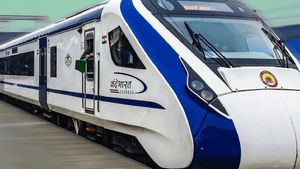  ஐஆர்சிடிசி செயலியில் நண்பர்களுக்கு டிக்கெட் புக் செய்தால் அபராதமா? ரயில்வே கொடுத்த விளக்கம்