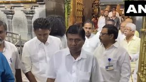  இலங்கை ஜனாதிபதி தேர்தலில் போட்டியிடும் அமைச்சர் விஜயதாச ராஜபக்சேராஜபக்சே திருப்பதியில் தரிசனம்!