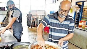 சமையல் மாஸ்டராக மாறிய Ex ஐஏஎஸ் அதிகாரி! அலைமோதும் சாப்பாட்டு ரசிகர்கள்!