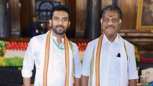  ஓ பன்னீர்செல்வம் கலங்கி போயிடுவாரே..   அவரது மகன் ஓபி ரவீந்திரநாத் போட்ட பரபரப்பு பதிவு