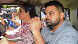‛‛ரூம் கிளீனா இல்லை’’.. நீதிபதி முன்பு கண்ணீர்விட்ட பிரஜ்வல் ரேவண்ணா.. எஸ்ஐடி மீது பரபர புகார் 