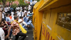 விவசாயிகள் புரட்சி போல நீட் எதிர்ப்பு போராட்டங்கள்- நாடாளுமன்றத்தை முற்றுகையிட முயன்ற மாணவர்கள்! 