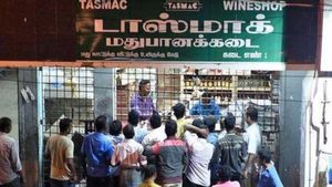 ஊட்டி டாஸ்மாக்கில் புல் அடிச்சும் போதையில்லை.. குடிச்சது எல்லாமே அதுதானா? மொத்தமாக சிக்கிய ஊழியர்கள் 