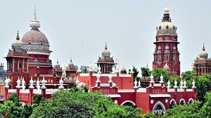  மறுகூட்டல் கட்டணத்தை ரீ-ஃபண்ட் செய்யக் கோரி வழக்கு.. விசாரணையின்போது ஐகோர்ட் நீதிபதி கேட்ட கேள்வி!