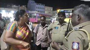 “ரூம் போடுறேன் வரியானு கேக்குறான்.. பொண்ணுங்க தனியா வரவே முடியாதா?” கரூர் பஸ் ஸ்டாண்டில் பெண் ஆவேசம்