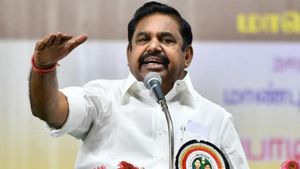 புதுக்கோட்டை மணல் கடத்தலை தடுத்த கோட்டாட்சியரை லாரி ஏற்றி கொல்ல முயற்சி.. எடப்பாடி பழனிசாமி கண்டனம் 