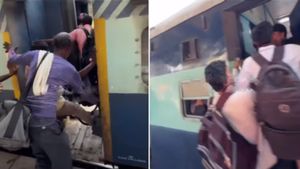 ‛கரணம் தப்பினால் மரணம்’.. ரயிலில் இப்படி கூட போலாமா? கூட்ட நெரிசலால் பயணிகள் எடுத்த ஆபத்தான முடிவு 