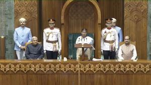  ‛‛நீட் முறைகேடு’’.. குற்றவாளிகளை எனது அரசு சும்மாவிடாது.. நாடாளுமன்றத்தில் ஜனாதிபதி தந்த உறுதி