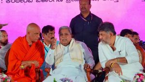 கர்நாடகா சிஎம் பதவி: 'ஒக்கலிகா' ஜாதி மடாதிபதி பற்ற வைத்த நெருப்பு.. சித்தராமையா கோஷ்டி கொந்தளிப்பு! 