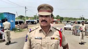 நள்ளிரவில் போலீஸ் குடியிருப்பில் அலறல்.. பெண் காவலரை பலாத்காரம் செய்த எஸ்ஐ.. நடந்தது என்ன? 