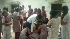 'மெல்ல விடை கொடு விடை கொடு மனமே'.. அரசு பள்ளி ஆசிரியரை போக விடாமல் காலை பிடித்து அழுத மாணவிகள் 