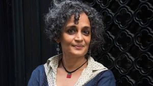 14 ஆண்டுக்கு முன் பேசியதற்காக அருந்ததிராய் மீது ஊபா வழக்கு-மனித உரிமை ஆர்வலர்கள் கண்டனம் 