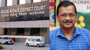  ஊழல் பழியை மணீஷ் சிசோடியா மீது போட்டாரா கெஜ்ரிவால்? சிபிஐ வாதங்களை நிராகரித்தது நீதிமன்றம்! 