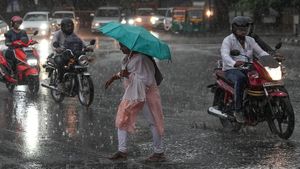 ஒரே நாளில் 111 மி.மீ மழை.. 133 வருட சாதனையை முறியடித்தது பெங்களூர்.. மரங்கள் சாய்ந்தன, மின்வெட்டு
