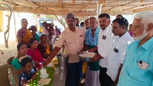 இதுதாங்க நம்ம தமிழ்நாடு! இந்துக்கள் திருவிழா.. அன்னதானம் போட்டது இஸ்லாமியர்கள்! பழனிக்கு பாராட்டு.!