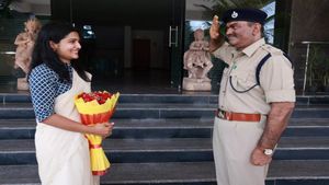 தெய்வங்கள் எல்லாம் தோற்றே போகும்.. ஐஏஎஸ் அதிகாரியாக பணிக்கு வந்த மகளுக்கு சல்யூட் அடித்த போலீஸ் 