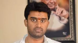 ஆண்தான்.. காலில் விழுந்து கதற கதற 'வெறித்தனமாக'  'வேட்டையாடிய' சூரஜ் ரேவண்ணா. பகீர் எப்.ஐ.ஆர்! 