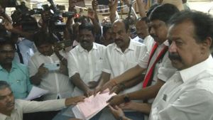  விக்கிரவாண்டி இடைத்தேர்தல்: பேரணியாக சென்று வேட்பு மனு தாக்கல் செய்த திமுக வேட்பாளர் அன்னியூர் சிவா!