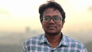  பெண்ணாக இருந்து ஆணாக மாறிய ஐஆர்எஸ் அதிகாரி.. மத்திய அரசு அனுமதித்தது எப்படி! இதற்கான ரூல்ஸ் என்ன?