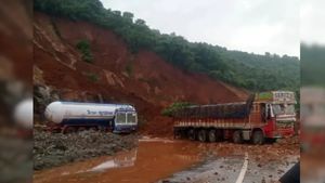 கர்நாடகா: உத்தர கன்னடாவில் பெருமழை- நிலச்சரிவில் சிக்கி தமிழக லாரி ஓட்டுநர்கள்  3 பேர் பரிதாப பலி!