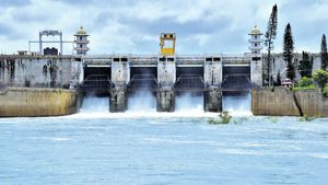 காவிரி: 26,000 கன அடி நீரை திறந்த கர்நாடகா! தமிழக எல்லை பிலிகுண்டுலுவில் நீர் வரத்து 13,000 கன அடி! 