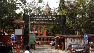  3 மாவட்ட ஆட்சியர்கள் நேரில் ஆஜராக வேண்டும்.. இல்லையென்றால் பிடிவாரண்ட்.. சென்னை ஐகோர்ட் அதிரடி!