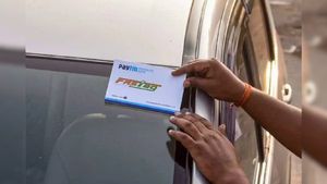பாஸ்டேக் ஸ்டிக்கர் இருந்தாலும் சுங்கச்சாவடியில் இனி இரண்டு மடங்கு கட்டணம்.. இந்த தப்பை செஞ்சுடாதீங்க