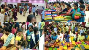 ஆடி பிறந்ததும்! விடிந்தும் விடியாமல் பட்டுப்புடவை வாங்க முண்டியடித்த பெண்கள்!  ஏன் என்னாச்சு 