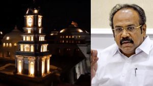 கண்ணை பறிக்கும் மின்னொளியில் ஒளிரும் திருமலை நாயக்கர் மகால்! தங்கம் வெளியிட்ட சூப்பர் பதிவு 