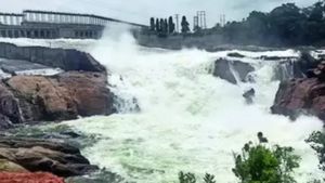 காவிரி பக்கம் போகாதீங்க.. தேக்க முடியாமல் தண்ணீர் திறப்பை அதிகரித்த கர்நாடகா! பொங்கி வரும் வெள்ளம் 
