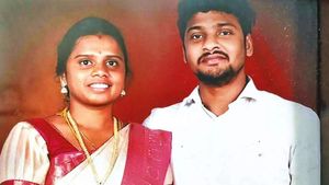 சேலம் சவுமியா.. மனைவியை அந்த கோலத்தில் பார்த்ததுமே.. குளுக்கோஸ் பாட்டிலை கையிலெடுத்த டாக்டர்! கடவுளே
