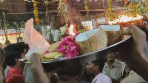 வேண்டுமென்றே அல்லது விபத்து? சிதம்பரம் நடராஜர் கோவில் தீபாராதனையில் காவலர் காயம்! பரபரப்பு 