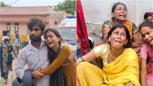 உபி ஹத்ராஸில் மருத்துவமனை முழுவதும் நிரம்பி வழியும் உடல்கள்.. ஒரே ஒரு மருத்துவர் இருந்ததாக புகார் 