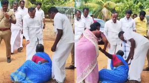 அவங்கள சும்மா விடாதீங்க.. எச் ராஜாவை பார்த்ததும் காலில் விழுந்து கதறிய பாஜக பிரமுகரின் தாய்.. சோகம் 