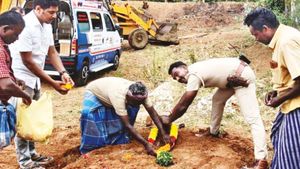 இதுதான் தமிழ்நாடு.. ஆதரவற்ற கன்னியாகுமரி கிறிஸ்தவ மதபோதகரின் உடலை அடக்கம் செய்த இந்து, முஸ்லிம்கள் 
