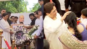 மாயாவதியை பார்த்ததும் கதறி அழுத ஆம்ஸ்ட்ராங்கின் மனைவி.. சென்னைக்கு நேரில் வந்து அஞ்சலி - ஆறுதல் 