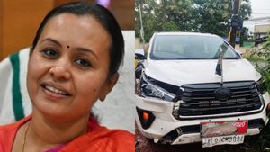 விபத்தில் சிக்கிய கேரள அமைச்சர் வீணா ஜார்ஜ்.. நிலச்சரிவு மீட்பு பணிகளை பார்வையிட சென்றபோது சோகம்!