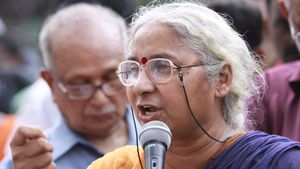 23 ஆண்டு கால போராட்டம்.. ஜெயித்த டெல்லி ஆளுநர்.. மேதா பட்கருக்கு 5 மாத சிறைத்தண்டனை 