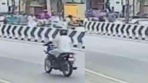  அடிச்சது பாருங்க லக்.. மதுரையில் சிதறி கிடந்த ரூ.500 நோட்டுகள்.. அப்படியே அள்ளி சென்ற பொதுமக்கள் 