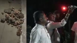 இரவில் வீடுகள் மீது கல்வீச்சு! யாருனு தெரியலை! ஒருவேளை குட்டிச்சாத்தானா? திருப்பூர் அருகே திக் திக் 