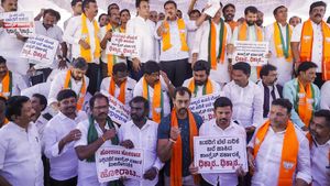 சிஎம் மனைவிக்கு 14 மனைகள் ஒதுக்கீடு-போராட்டம் அறிவித்த பாஜக! பத்திரிகையாளர்களிடம் சீறிய சித்தராமையா!