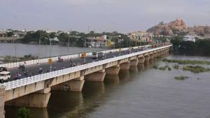 திருச்சியே மாறுது.. ஸ்ரீரங்கத்துடன் இணைக்க ரூ.106 கோடியில் புதிய பாலம்! அடிக்கல் நாட்டிய அமைச்சர்கள்
